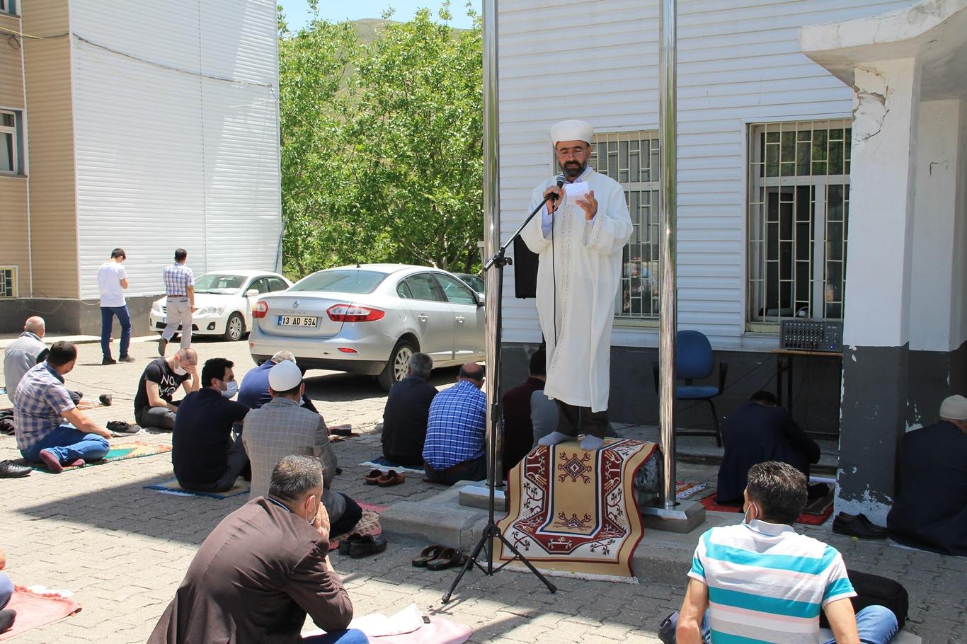 Bitlis’te 65 yaş üstü ve 18 yaş altı vatandaşların olmadığı ilk cuma namazı kılındı